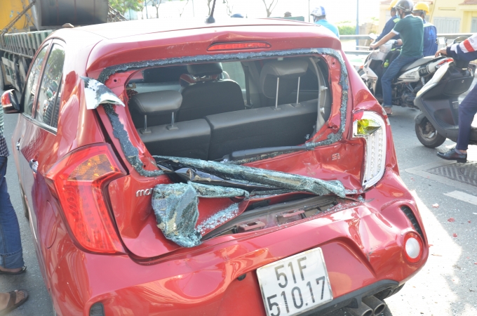 Xe &ocirc; t&ocirc; 4 chỗ bị hư hỏng nặng.