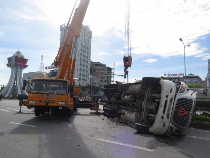 Khu vực xảy ra tai nạn c&oacute; lưu lượng phương tiện tham gia giao th&ocirc;ng cao, khiến c&ocirc;ng t&aacute;c cứu hộ gặp nhiều kh&oacute; khăn.