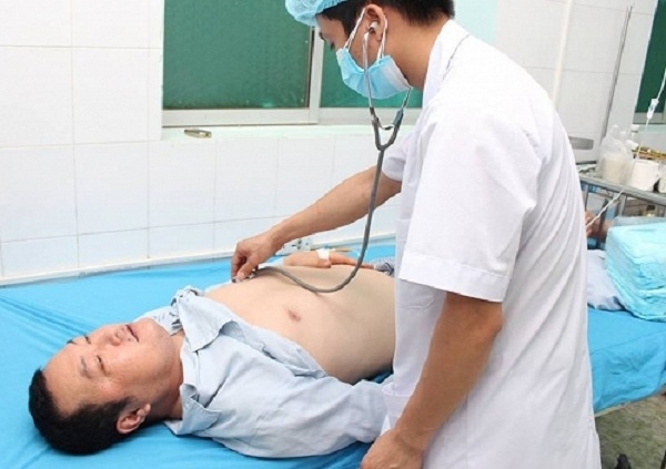 Ngay khi nhập viện, c&aacute;c bệnh nh&acirc;n đ&atilde; được rửa dạ d&agrave;y, d&ugrave;ng than hoạt t&iacute;nh giảm hấp thu chất độc. (Ảnh: Bệnh viện cung cấp)