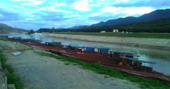 Tương lai bất định của những cặp vợ chồng trẻ trên  "xóm bến tàu"