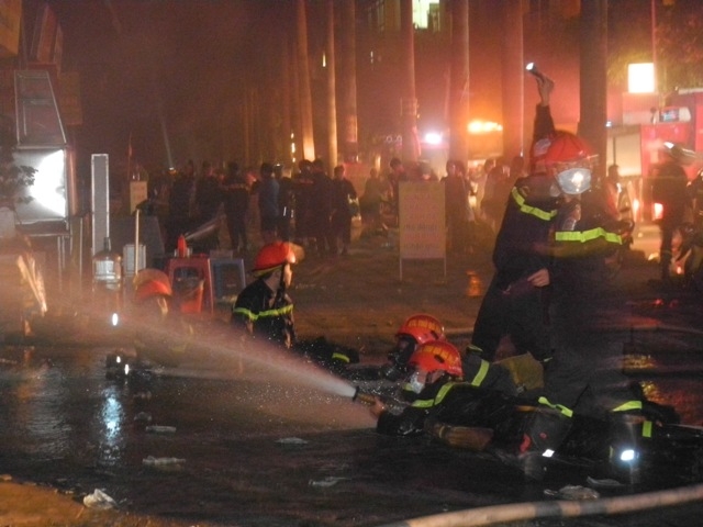 Lực lượng chức năng đang tiến h&agrave;nh cứu hỏa tại t&ograve;a nh&agrave; CT4A, khu Đ&ocirc; thị Xa La, H&agrave; Đ&ocirc;ng.