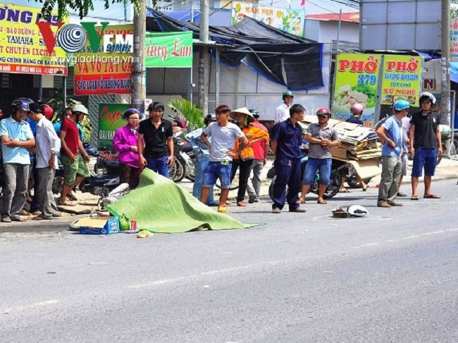 2. Tr&aacute;nh xe m&aacute;y, nam thanh ni&ecirc;n bị xe tải ch&egrave;n qua người tử vong Khoảng 10 giờ ng&agrave;y 6/6, anh Trần Thanh Phong (20 tuổi) điều khiển xe m&aacute;y BKS 60K7 &ndash; 2525, khi lưu th&ocirc;ng đến khu phố 11 (phường T&acirc;n Phong, TP. Bi&ecirc;n H&ograve;a, Đồng Nai), thấy xe m&aacute;y BKS 72H2 - 1080 chất đầy phế liệu đậu chiếm lối đi ph&iacute;a trước, anh Phong l&aacute;ch ra l&agrave;n ngo&agrave;i để tr&aacute;nh. L&uacute;c n&agrave;y, xe tải BKS 60C - 106.99 chạy c&ugrave;ng chiều lao tới đ&acirc;m tr&uacute;ng l&agrave;m Phong c&ugrave;ng xe m&aacute;y ng&atilde; xuống đường. Nạn nh&acirc;n bị b&aacute;nh xe tải ch&egrave;n qua người, tử vong tại chỗ.