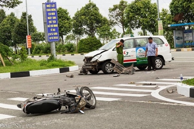 5. Va chạm với taxi, người đ&agrave;n &ocirc;ng đập đầu v&agrave;o dải ph&acirc;n c&aacute;ch, tử vong Khoảng 9h30 ng&agrave;y 9/6, xe taxi của h&atilde;ng Vinasun BKS: 56M 1182 do t&agrave;i xế Thạch Su Thanh (27 tuổi, qu&ecirc; S&oacute;c Trăng) điều khiển đến khu vực quay đầu xe tr&ecirc;n đường H&ugrave;ng Vương, t&agrave;i xế Thanh cho xe quay đầu chạy ngược lại th&igrave; bất ngờ va chạm với 2 người đ&agrave;n &ocirc;ng đi xe m&aacute;y lưu th&ocirc;ng ngược chiều. Tai nạn khiến 2 người tr&ecirc;n xe m&aacute;y văng nhiều m&eacute;t, người ngồi sau đập đầu v&agrave;o dải ph&acirc;n c&aacute;ch tử vong tại chỗ.