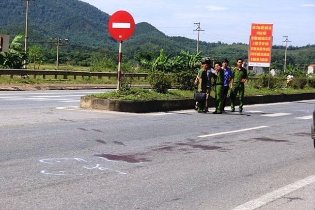 7. Đi lĩnh lương hưu, bị xe tải t&ocirc;ng tử vong Khoảng 8h s&aacute;ng 8/6, &ocirc;ng Ng&ocirc; Văn &Aacute;i (55 tuổi, tr&uacute; x&atilde; Đại Lộc, huyện Hậu Lộc, Thanh H&oacute;a) điều khiển xe m&aacute;y tr&ecirc;n quốc lộ 1A, hướng huyện H&agrave; Trung &ndash; TP Thanh H&oacute;a. Đến đoạn qua x&atilde; Đại Lộc, xe m&aacute;y đang sang đường th&igrave; xảy ra va chạm với &ocirc;t&ocirc; tải biển số H&agrave; Nội chạy c&ugrave;ng chiều. C&uacute; va chạm quệt mạnh khiến &ocirc;ng &Aacute;i bị ng&atilde; văng ra xa. Nạn nh&acirc;n được người d&acirc;n đưa đi cấp cứu tuy nhi&ecirc;n nhưng đ&atilde; tử vong tại bệnh viện.