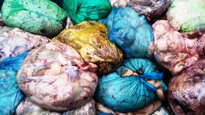 Số mỡ động vật bị lực lượng chức năng thu giữ. Ảnh:&nbsp;Đại Nam.