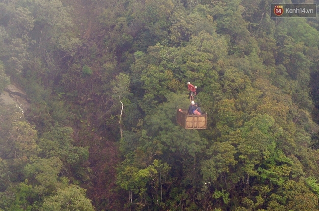Đ&acirc;y l&agrave; chiếc cabin d&ugrave;ng để vận chuyển thiết bị c&oacute; thể di chuyển được khối lượng 5 tấn. Theo kế hoạch khi đo&agrave;n cứu nạn đưa nạn nh&acirc;n ra giữa khu vực trụ T3 - T4 th&igrave; c&aacute;p treo sẽ đưa nạn nh&acirc;n l&ecirc;n nh&agrave; ga đến để tập kết đi xuống (K&ecirc;nh 14).