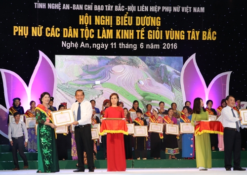 Ph&oacute; thủ tướng Trương H&ograve;a B&igrave;nh tuy&ecirc;n dương phụ nữ c&aacute;c d&acirc;n tộc v&ugrave;ng T&acirc;y Bắc l&agrave;m kinh tế giỏi. (Ảnh: B&aacute;o Ch&iacute;nh phủ)