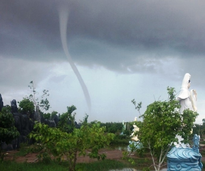 V&ograve;i rồng đang tiến về ph&iacute;a Quan &acirc;m phật đ&agrave;i.