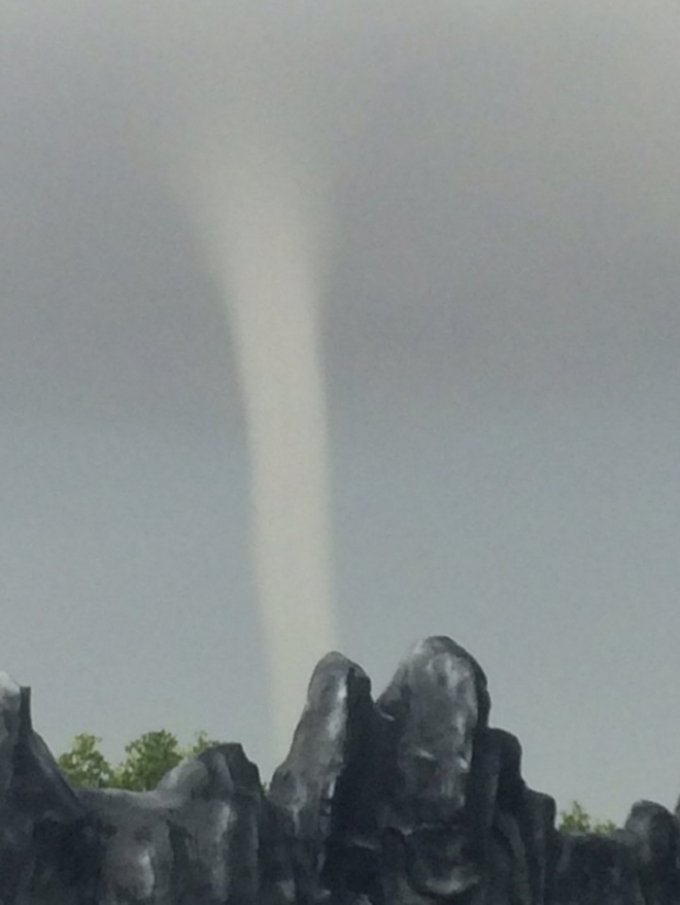 V&ograve;i rồng h&uacute;t nước biển vần vũ hơn 30 ph&uacute;t.