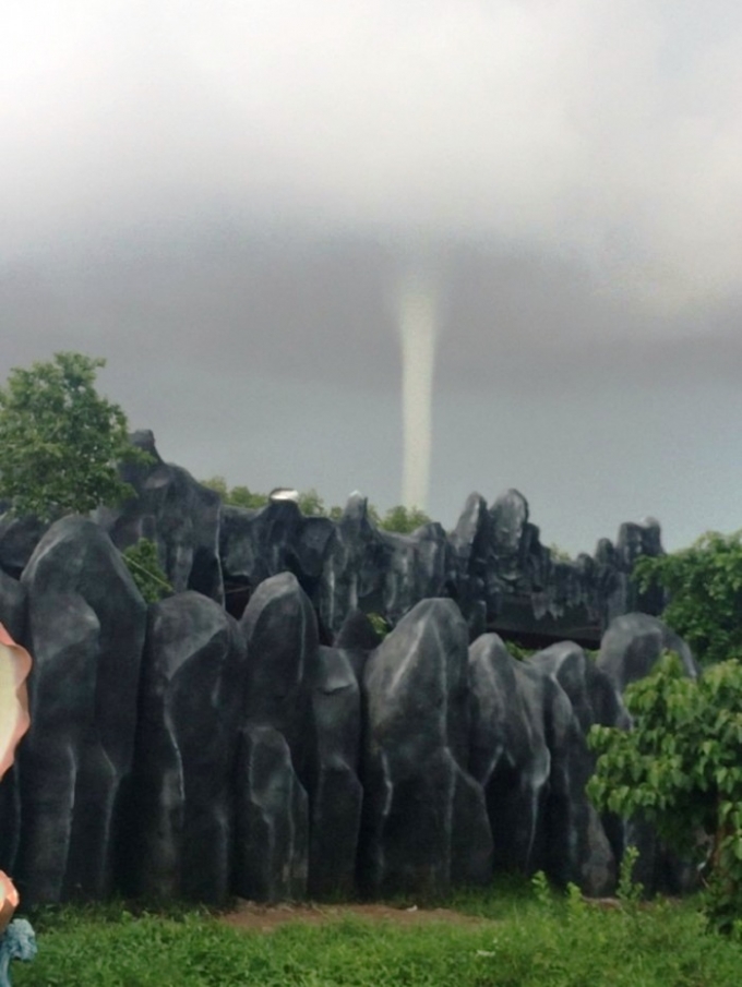 V&ograve;i rồng xuất hiện nh&igrave;n rất r&otilde; v&agrave; nhiều người hoảng sợ.