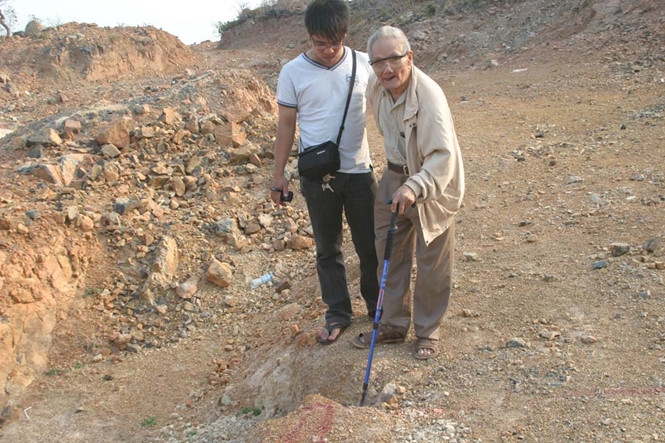 Cụ Trần Văn Tiệp v&agrave; người con trai &uacute;t ở n&uacute;i T&agrave;u năm 2013 (Ảnh: H.Linh).