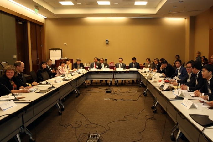 Ph&oacute; Thủ tướng Vũ Đức Đam thăm v&agrave; l&agrave;m việc tại Trung t&acirc;m Dự ph&ograve;ng v&agrave; Kiểm so&aacute;t bệnh tật Hoa Kỳ. (Ảnh: B&aacute;o Ch&iacute;nh phủ)