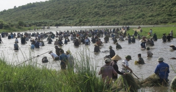 Hà Tĩnh: Náo nhiệt lội bùn đánh cá trong Lễ hội đánh cá Đồng Hoa