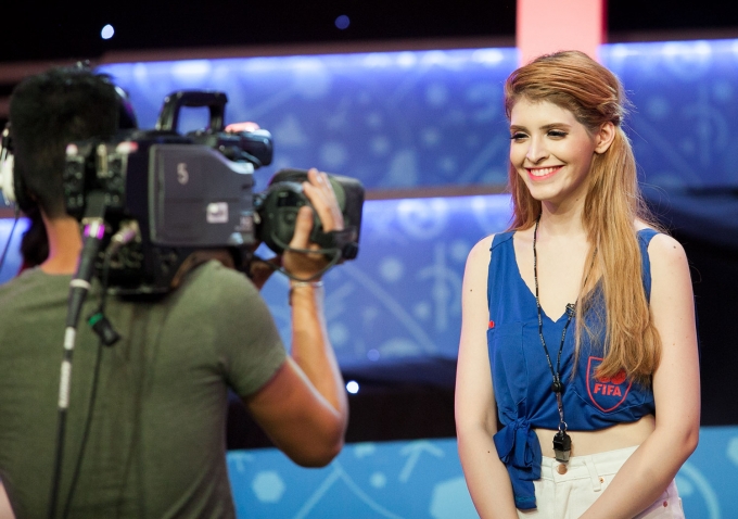 Andrea rất chịu kh&oacute; t&igrave;m hiểu từng đội b&oacute;ng để l&agrave;m tốt vai tr&ograve; của m&igrave;nh.