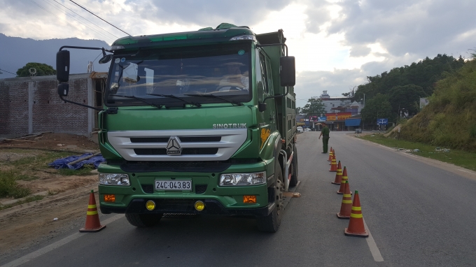 Lực lượng chức năng tiến h&agrave;nh kiểm tra, xử l&yacute; xe vi phạm.