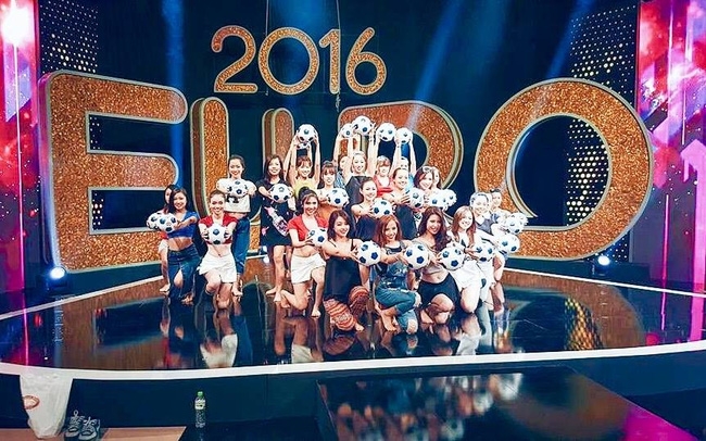 Ngắm c&aacute;c nữ CĐV xinh đẹp h&uacute;t hồn -