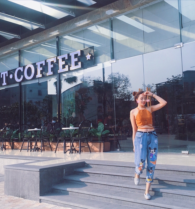 Ngắm c&aacute;c nữ CĐV xinh đẹp h&uacute;t hồn -