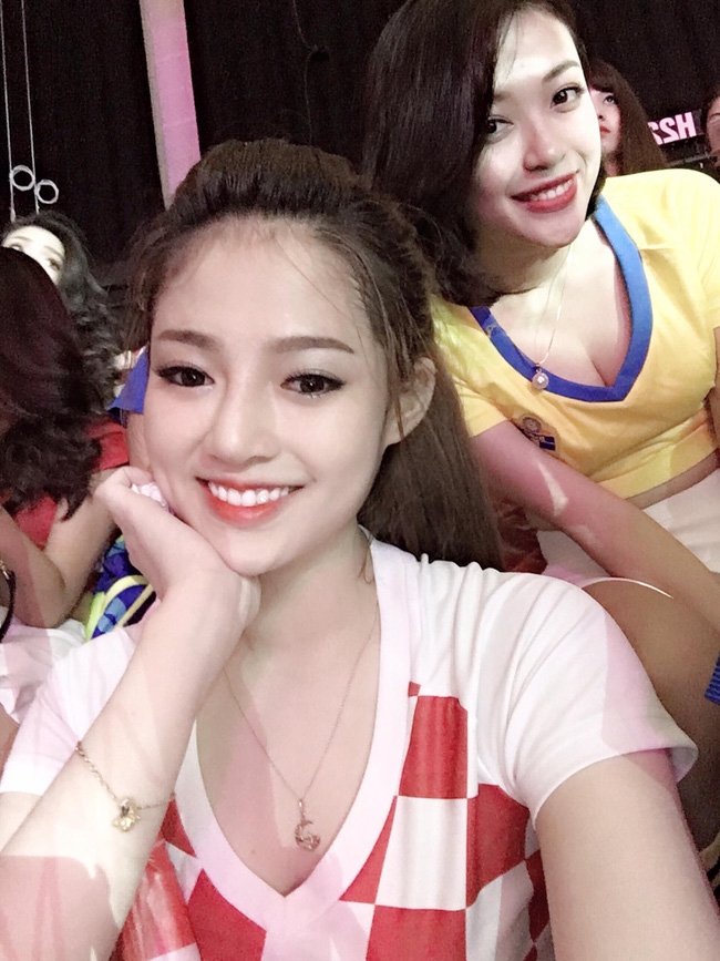 V&acirc;n Anh chụp h&igrave;nh c&ugrave;ng Mạnh Chi.