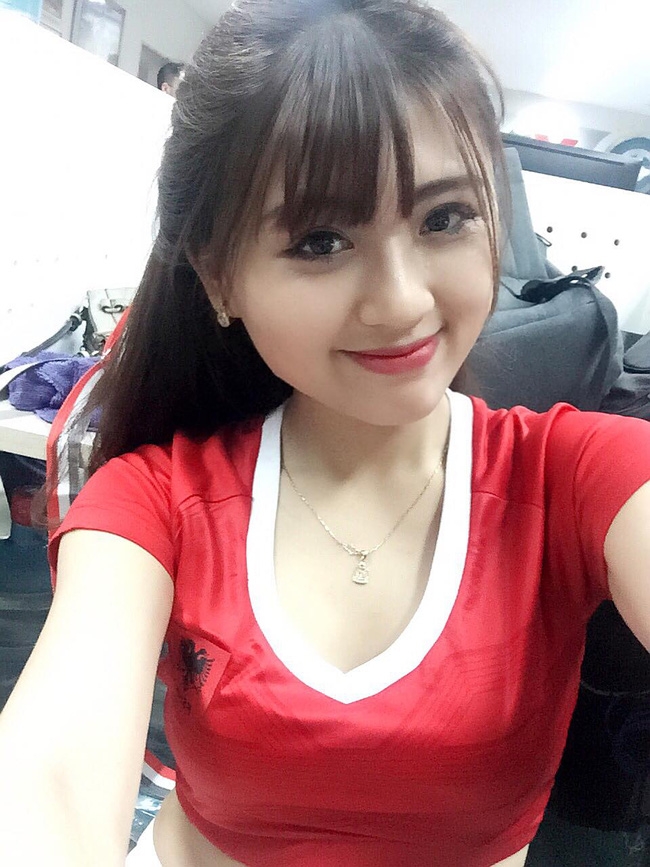 Ngắm c&aacute;c nữ CĐV xinh đẹp h&uacute;t hồn -