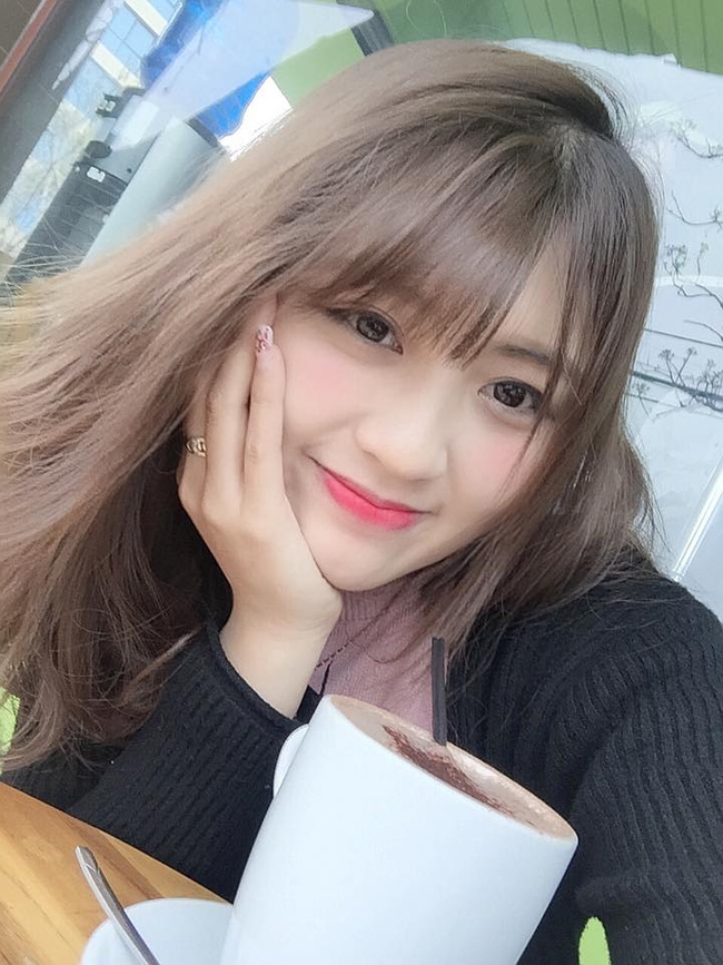 Ngắm c&aacute;c nữ CĐV xinh đẹp h&uacute;t hồn -