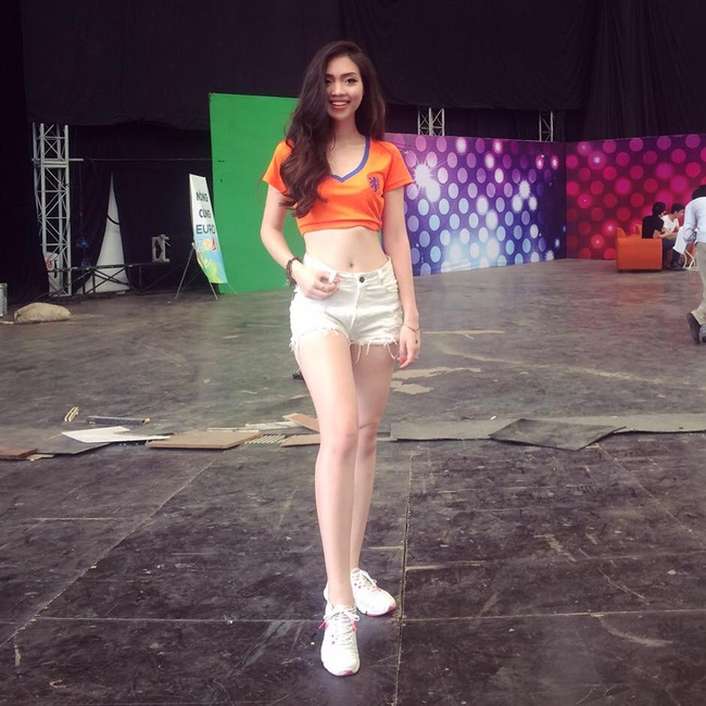 Ngắm c&aacute;c nữ CĐV xinh đẹp h&uacute;t hồn -