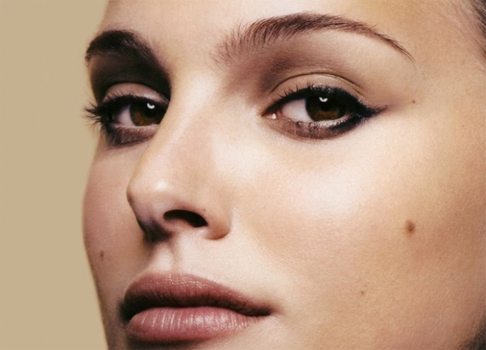 Nốt ruồi c&oacute; thể mọc ở bất cứ đ&acirc;u tr&ecirc;n cơ thể của bất cứ ai.