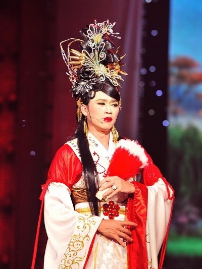 Ho&agrave;i Linh h&oacute;a th&acirc;n với vai diễn cổ trang, nh&igrave;n ở g&oacute;c n&agrave;y, nếu ai kh&ocirc;ng biết sẽ nghĩ đ&acirc;y l&agrave; con g&aacute;i ch&iacute;nh hiệu.