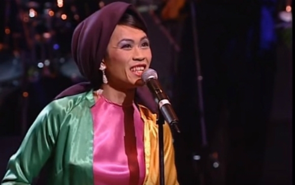 Một vở diễn kh&aacute;c trong trang phục &aacute;o tứ th&acirc;n v&agrave; khăn mỏ quạ.