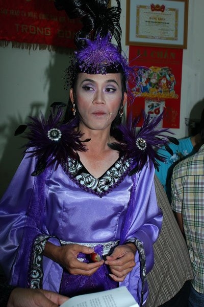 C&oacute; thể n&oacute;i, Ho&agrave;i Linh l&agrave; một trong những nghệ sỹ lu&ocirc;n ch&aacute;y hết m&igrave;nh trong c&aacute;c vở diễn để đem lại tiếng cười phục vụ kh&aacute;n giả.