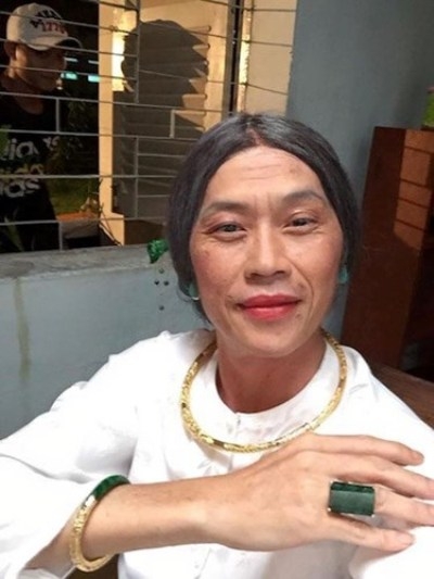 Vai mỹ nh&acirc;n gi&agrave; cũng được Ho&agrave;i Linh thể hiện hết sức th&agrave;nh c&ocirc;ng, ghi dấu ấn s&acirc;u đậm trong l&ograve;ng kh&aacute;n giả. Mặc d&ugrave; hiện nay, Ho&agrave;i Linh đ&atilde; tuy&ecirc;n bố sẽ kh&ocirc;ng giả g&aacute;i v&igrave; đ&atilde; lớn tuổi nhưng những vai diễn của danh h&agrave;i n&agrave;y vẫn in s&acirc;u trong l&ograve;ng kh&aacute;n giả, c&ugrave;ng người h&acirc;m mộ.