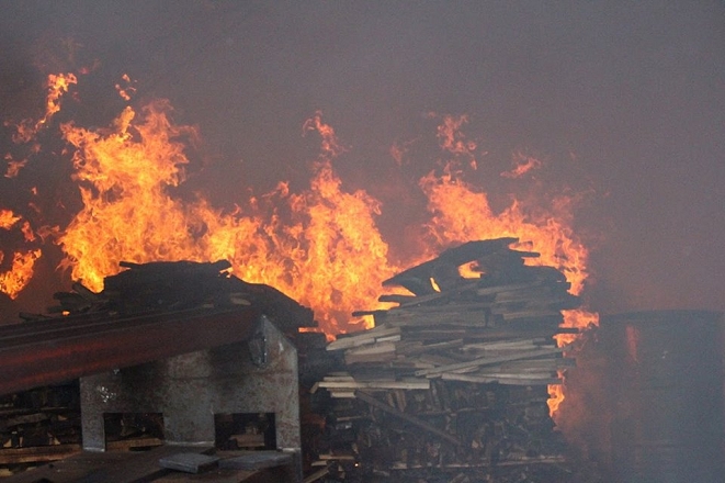 Ngọn lửa b&ugrave;ng ph&aacute;t dữ dội tại xưởng gỗ.