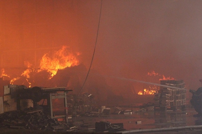 H&agrave;ng loạt c&aacute;c vật dụng bằng gỗ bị thi&ecirc;u rụi.