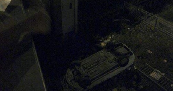 TP HCM: Taxi rơi từ cầu xuống đất, tài xế nguy kịch