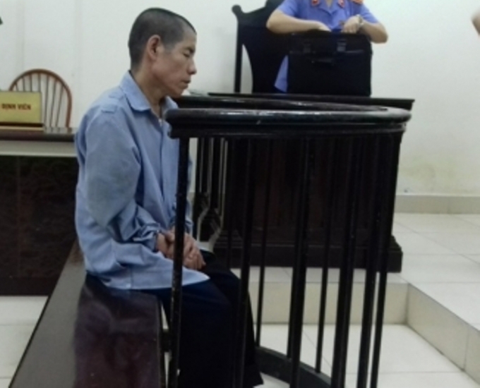 Bị c&aacute;o trước v&agrave;nh m&oacute;ng ngựa trong phi&ecirc;n t&ograve;a.