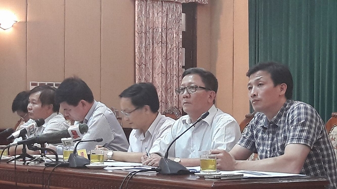 &Ocirc;ng Nguyễn Hiệp Thống (thứ 2 từ b&ecirc;n phải sang), th&ocirc;ng tin tại buổi giao ban b&aacute;o ch&iacute;.