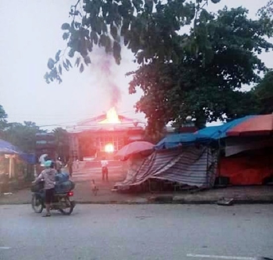 Ngọn lửa lớn xuất hiện tr&ecirc;n m&aacute;i Nh&agrave; văn h&oacute;a Thiếu Nhi tỉnh&nbsp;Điện Bi&ecirc;n s&aacute;ng 14/6.