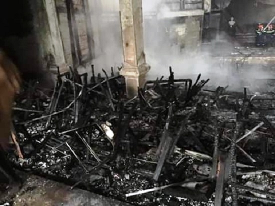 H&agrave;ng ghế ngồi v&agrave; nhiều vật dụng kh&aacute;c&nbsp;bị thi&ecirc;u rụi ho&agrave;n to&agrave;n.