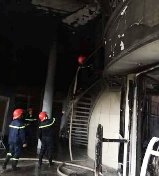 Sau nỗ lực của lực lượng PCCC C&ocirc;ng an tỉnh Điện Bi&ecirc;n, ngon lửa đ&atilde; được khống chế.