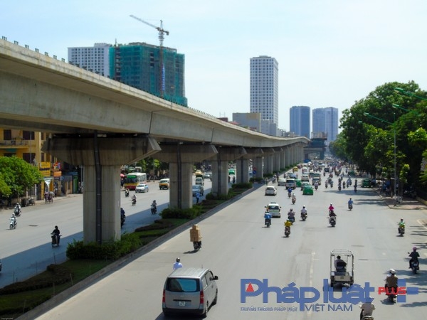 Đường sắt tr&ecirc;n cao C&aacute;t Linh - H&agrave; Đ&ocirc;ng l&agrave; dự &aacute;n được k&yacute; kết giữa Cục đường sắt Việt Nam với Cục 6 đường sắt Trung Quốc (EPC) ng&agrave;y 22/5/2009. Ng&agrave;y 10/10/2011 bắt đầu được thi c&ocirc;ng. Dự &aacute;n gồm 13 km đường sắt đi tr&ecirc;n cao, 1,7 km ra v&agrave;o khu depot, 12 ga tr&ecirc;n cao, nh&agrave; điều h&agrave;nh 9 tầng, t&agrave;u 4-6 toa, sức chở 2000 kh&aacute;ch, vận tốc tối đa 80km/h.