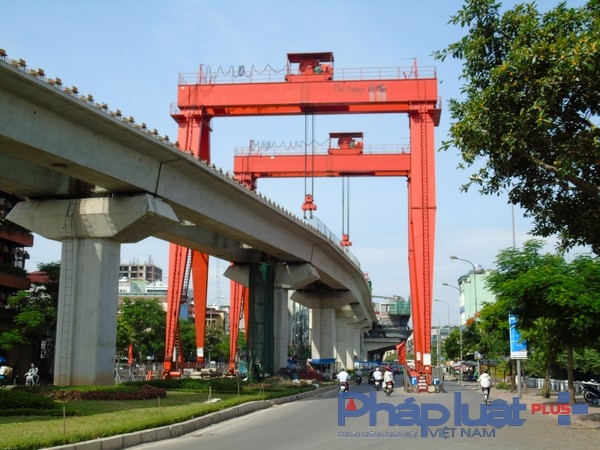 Đến nay, dự &aacute;n đ&atilde; giải ng&acirc;n vốn ODA được 241,76/419 triệu USD (58%), gi&aacute; trị giải ng&acirc;n vốn đối ứng đạt 1.786/2.123 tỷ đồng. Theo đ&aacute;nh gi&aacute; của Ban QLDA đường sắt, c&ocirc;ng t&aacute;c x&acirc;y lắp chậm tiến độ nguy&ecirc;n nh&acirc;n chủ yếu từ năng lực của Tổng thầu EPC, từ thiết kế bản vẽ thi c&ocirc;ng chậm đến chuẩn bị lực lượng (k&yacute; hợp đồng thầu phụ) v&agrave; vốn lưu động thực hiện thiếu.