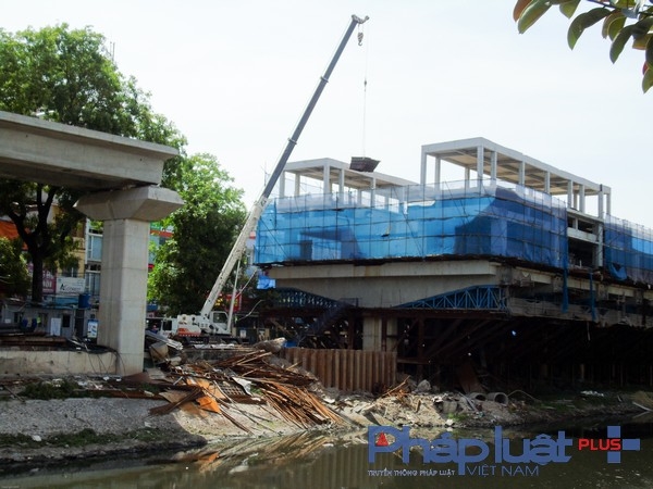 Nh&agrave; ga tr&ecirc;n đường L&aacute;ng c&ograve;n rất ngổn ngang.