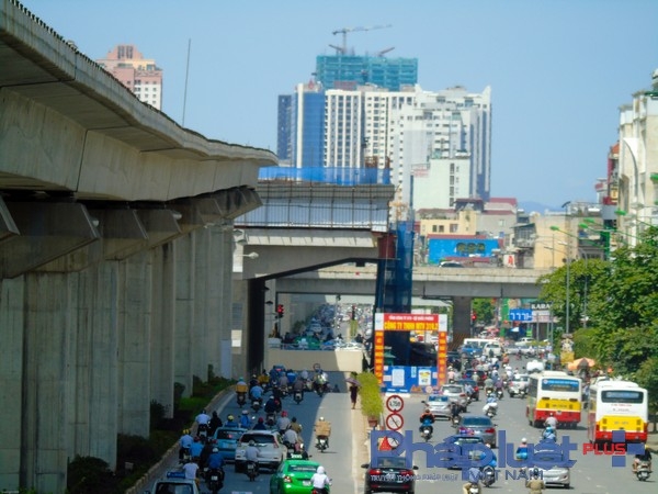 Nh&agrave; ga V&agrave;nh Đai 3 vẫn c&ograve;n rất sơ s&agrave;i do thi c&ocirc;ng&nbsp;tr&ugrave;ng với dự &aacute;n đường hầm chui Thanh Xu&acirc;n n&ecirc;n gặp nhiều trở ngại.