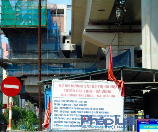 Theo k&yacute; kết giữa Ban Quản l&yacute; dự &aacute;n đường sắt với Cục Đường sắt 6 Trung Quốc hồi th&aacute;ng 1/2016, tổng thầu EPC n&agrave;y sẽ phải huy động t&agrave;i ch&iacute;nh , thiết bị để cơ bản ho&agrave;n th&agrave;nh hạng mục x&acirc;y lắp v&agrave; tiến h&agrave;nh lắp đặt, căn chỉnh hệ thống cơ, điện, thiết bị tại c&aacute;c ga La Th&agrave;nh, Th&aacute;i H&agrave;, L&aacute;ng, V&agrave;nh đai 3, Bến xe H&agrave; Đ&ocirc;ng, H&agrave; Đ&ocirc;ng, La Kh&ecirc;, Văn Kh&ecirc;, Bến xe Y&ecirc;n Nghĩa trước ng&agrave;y 22/7/2016. C&aacute;c ga c&ograve;n lại, gồm: C&aacute;t Linh sẽ phải ho&agrave;n th&agrave;nh trước ng&agrave;y 15/9/2016; ga Đại học Quốc gia ho&agrave;n th&agrave;nh trước ng&agrave;y 18/5/2016; Thanh Xu&acirc;n 3 ho&agrave;n th&agrave;nh trước ng&agrave;y 12/6/2016.