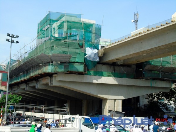 Thế nhưng đến nay c&aacute;c ga tuyến C&aacute;t Linh - H&agrave; Đ&ocirc;ng vẫn chưa th&agrave;nh h&igrave;nh v&agrave; rất ngổn ngang.