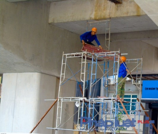 C&aacute;c c&ocirc;ng nh&acirc;n đang thi c&ocirc;ng nh&agrave; ga tr&ecirc;n đường Ho&agrave;ng Cầu.