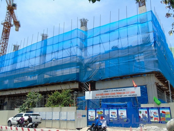 Bộ trưởng Bộ GT-VT Trương Quang Nghĩa đ&aacute;nh gi&aacute;, thời gian qua, Tổng thầu v&agrave; c&aacute;c cơ quan, đơn vị li&ecirc;n quan đ&atilde; c&oacute; sự nỗ lực nhằm cải thiện tiến độ dự &aacute;n. Tuy nhi&ecirc;n, thời gian kh&ocirc;ng c&ograve;n nhiều, y&ecirc;u cầu Tổng thẩu tập trung nh&acirc;n lực thực sự c&oacute; năng lực trong c&ocirc;ng t&aacute;c tổ chức v&agrave; quản l&yacute; để ho&agrave;n th&agrave;nh x&acirc;y lắp đ&uacute;ng theo tiến độ. Đến ng&agrave;y 1/10 phải xong hết 10 ga nhỏ, đến ng&agrave;y 31/12 phải ho&agrave;n th&agrave;nh ga C&aacute;t Linh v&agrave; khu depot.(Trong h&igrave;nh l&agrave; khu điều h&agrave;nh 9 tầng ở nh&agrave; ga C&aacute;t Linh mới thi c&ocirc;ng được một phần tầng 1).