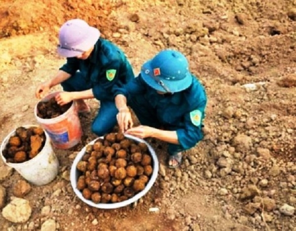 Ban Chỉ huy qu&acirc;n sự huyện Tuy&ecirc;n Ho&aacute; (Quảng B&igrave;nh) đang tiến h&agrave;nh xử l&iacute; số bom