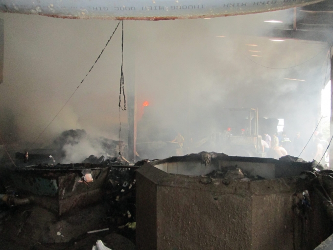 Do gặp c&aacute;c vật dụng dễ ch&aacute;y, ngọn lửa lan truyền rất nhanh.