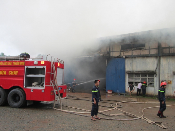Lực lượng cảnh s&aacute;t PCCC nỗ lực dập tắt đ&aacute;m ch&aacute;y.