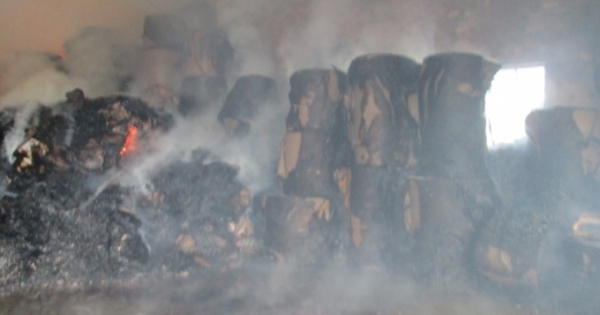 Bình Dương: Biển lửa bao trùm công ty sản xuất bao bì trong ngày mưa gió